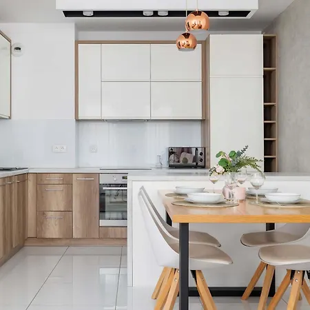 Cosy & Bright With Parking On The Cystersow Street By Renters *