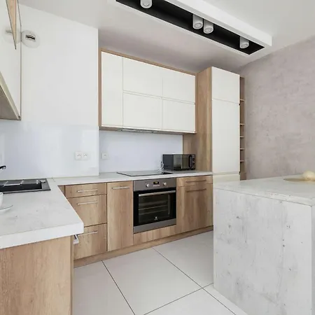 Cosy & Bright With Parking On The Cystersow Street By Renters