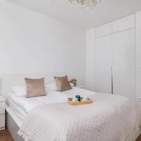 Cosy & Bright With Parking On The Cystersow Street By Renters Apartment Krakau